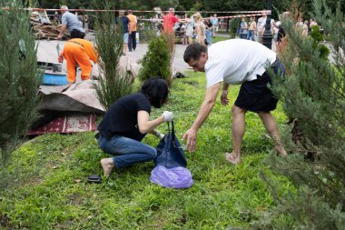 ODESSA UKRAINE-23 Temmuz 2023: Odessa 'daki Ortodoks Kilisesi, Ukrayna-Rusya savaşı sırasında roketle yok edildi. Yıkılmış duvarlar, çatlaklar, Ortodoks tapınakları. Cemaat üyeleri olaydan sonra temizlik yapıyor.