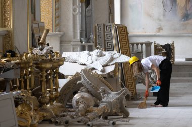 ODESSA UKRAINE-23 Temmuz 2023: Odessa 'daki Ortodoks Kilisesi, Ukrayna-Rusya savaşı sırasında roketle yok edildi. Yıkılmış duvarlar, çatlaklar, Ortodoks tapınakları. Cemaat üyeleri olaydan sonra temizlik yapıyor.