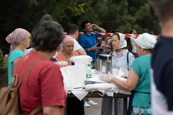 ODESSA UKRAINE-23 Temmuz 2023: Odessa 'daki Ortodoks Kilisesi, Ukrayna-Rusya savaşı sırasında roketle yok edildi. Yıkılmış duvarlar, çatlaklar, Ortodoks tapınakları. Cemaat üyeleri olaydan sonra temizlik yapıyor.