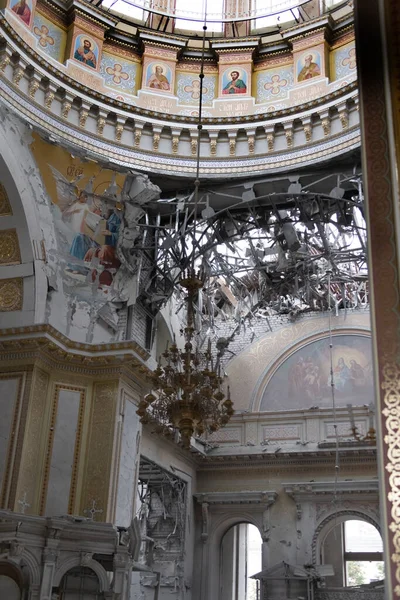 2023年7月23日 オデッサの正教会の建物は ウクライナ ロシア戦争の間にロケットによって破壊されました 破壊された壁 正教会の神社 パリシオニアは午後に掃除する ストックフォト