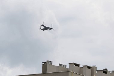 UKRAINE ODESSA, 4 Temmuz 2021: Amerikan askeri nakliye uçağı yerleşim alanındaki yerleşim alanının üzerinde alçaktan uçuyor.