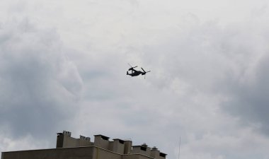 UKRAINE ODESSA, 4 Temmuz 2021: Amerikan askeri nakliye uçağı yerleşim alanındaki yerleşim alanının üzerinde alçaktan uçuyor.