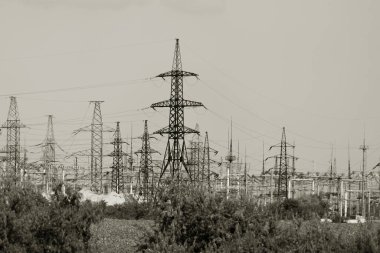 Busbar, destek ve dağıtım ekipmanları. Yüksek voltajlı trafo santrali. Devre kesicileri ve hidroelektrik santralinin bağlantılarını kesen yüksek voltaj santrali, Ukrayna