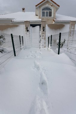 Karlı kırsal alanlar, kışın kırsal alanlar, soğuk günler, karla kaplı ağaçlar. Çam, çam, kabarık kar altında ağaçlar. Yeni yıl kış kartı, geçmiş yeni yıl. Kır evini yoğun kar kapladı
