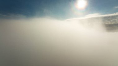 Bulutların üzerinde uçuyor. Bulutların havadan görünüşü ve İHA 'dan ufuk. Yağmur öncesi gök gürültülü bulutlar. Horihonta 'nın kuşbakışı trajik doğal manzarası.