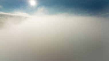 Bulutların üzerinde uçuyor. Bulutların havadan görünüşü ve İHA 'dan ufuk. Yağmur öncesi gök gürültülü bulutlar. Horihonta 'nın kuşbakışı trajik doğal manzarası.