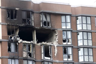 Füze ve Cruise füzesinin gelişi sonucu yıkılmış bir bina. Ukrayna ve Rusya arasındaki savaş. İHA 'nın konut binasına vardığı yer. Sivil nesnelere çarpmanın sonuçları