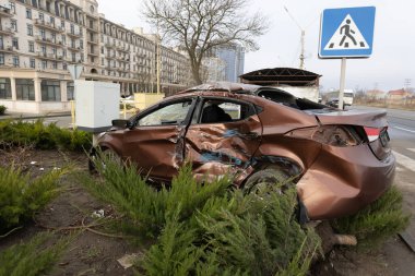 Trafik kazası. Sigorta davası. Sürücü kontrolünü kaybetti. Kaygan yol. Bozuk frenler. Araba bir direğe çarptı. Araba bir kazada hasar gördü. Yaya geçidinde bir kaza.