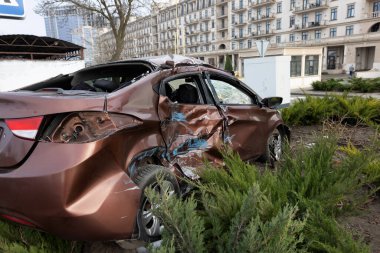 Trafik kazası. Sigorta davası. Sürücü kontrolünü kaybetti. Kaygan yol. Bozuk frenler. Araba bir direğe çarptı. Araba bir kazada hasar gördü. Yaya geçidinde bir kaza.