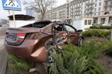 Trafik kazası. Sigorta davası. Sürücü kontrolünü kaybetti. Kaygan yol. Bozuk frenler. Araba bir direğe çarptı. Araba bir kazada hasar gördü. Yaya geçidinde bir kaza.