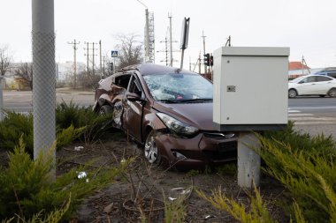 Trafik kazası. Sigorta davası. Sürücü kontrolünü kaybetti. Kaygan yol. Bozuk frenler. Araba bir direğe çarptı. Araba bir kazada hasar gördü. Yaya geçidinde bir kaza.