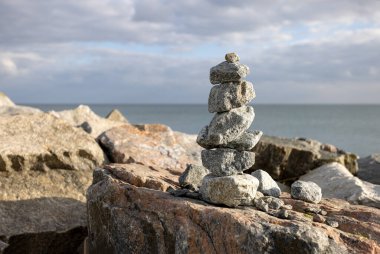 Denge ve uyum, Japon Zen taşından bahçe arka planı. Büyük miktarlarda koyu siyah granit taşlar konsantrasyonu ve rahatlamayı sembolize eder. Rock Zen Piramidi - Yaşam dengesi, uyum ve meditasyon kavramı