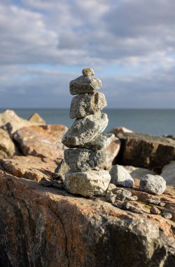 Denge ve uyum, Japon Zen taşından bahçe arka planı. Büyük miktarlarda koyu siyah granit taşlar konsantrasyonu ve rahatlamayı sembolize eder. Rock Zen Piramidi - Yaşam dengesi, uyum ve meditasyon kavramı