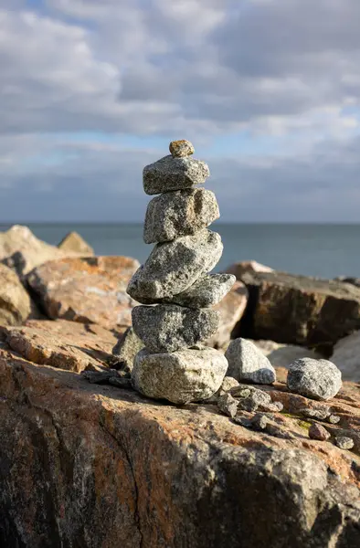 Denge ve uyum, Japon Zen taşından bahçe arka planı. Büyük miktarlarda koyu siyah granit taşlar konsantrasyonu ve rahatlamayı sembolize eder. Rock Zen Piramidi - Yaşam dengesi, uyum ve meditasyon kavramı