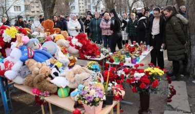ODESSA, UKRAINE - 3 Mart 2024 Ukrayna Savaşı. Çiçekler, çocuk oyuncakları, mumlar, Rus füzesi tarafından yıkılan bir binanın yakınındaki lambalar. Siviller öldürüldü. Düzinelerce ölü ve yaralı.