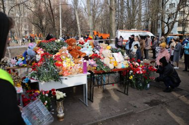 ODESSA, UKRAINE - 3 Mart 2024 Ukrayna Savaşı. Çiçekler, çocuk oyuncakları, mumlar, Rus füzesi tarafından yıkılan bir binanın yakınındaki lambalar. Siviller öldürüldü. Düzinelerce ölü ve yaralı.