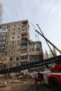 ODESSA, UKRAINE - 3 Mart 2024 Ukrayna Savaşı. Odessa 'daki roket saldırısı sonucu, yerleşim yeri roketatarla hasar gördü ve hizmetlere göre 11 kişi öldü.