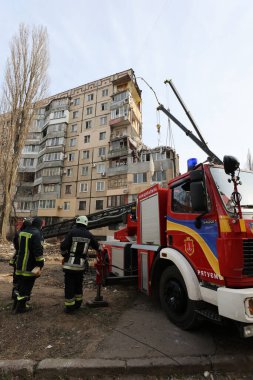 ODESSA, UKRAINE - 3 Mart 2024 Ukrayna Savaşı. Odessa 'daki roket saldırısı sonucu, yerleşim yeri roketatarla hasar gördü ve hizmetlere göre 11 kişi öldü.