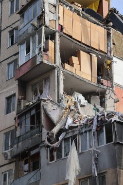 ODESSA, UKRAINE - 3 Mart 2024 Ukrayna Savaşı. Odessa 'daki roket saldırısı sonucu, yerleşim yeri roketatarla hasar gördü ve hizmetlere göre 11 kişi öldü.