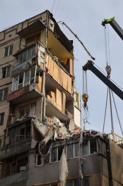 ODESSA, UKRAINE - 3 Mart 2024 Ukrayna Savaşı. Odessa 'daki roket saldırısı sonucu, yerleşim yeri roketatarla hasar gördü ve hizmetlere göre 11 kişi öldü.