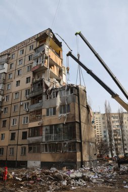 ODESSA, UKRAINE - 3 Mart 2024 Ukrayna Savaşı. Odessa 'daki roket saldırısı sonucu, yerleşim yeri roketatarla hasar gördü ve hizmetlere göre 11 kişi öldü.