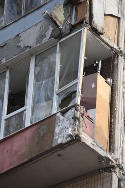 ODESSA, UKRAINE - 3 Mart 2024 Ukrayna Savaşı. Odessa 'daki roket saldırısı sonucu, yerleşim yeri roketatarla hasar gördü ve hizmetlere göre 11 kişi öldü.