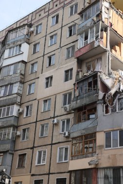 ODESSA, UKRAINE - 3 Mart 2024 Ukrayna Savaşı. Odessa 'daki roket saldırısı sonucu, yerleşim yeri roketatarla hasar gördü ve hizmetlere göre 11 kişi öldü.