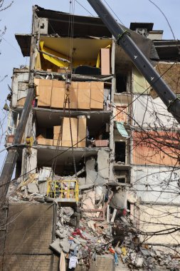 ODESSA, UKRAINE - 3 Mart 2024 Ukrayna Savaşı. Odessa 'daki roket saldırısı sonucu, yerleşim yeri roketatarla hasar gördü ve hizmetlere göre 11 kişi öldü.