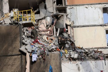 ODESSA, UKRAINE - 3 Mart 2024 Ukrayna Savaşı. Odessa 'daki roket saldırısı sonucu, yerleşim yeri roketatarla hasar gördü ve hizmetlere göre 11 kişi öldü.