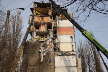 ODESSA, UKRAINE - 3 Mart 2024 Ukrayna Savaşı. Odessa 'daki roket saldırısı sonucu, yerleşim yeri roketatarla hasar gördü ve hizmetlere göre 11 kişi öldü.