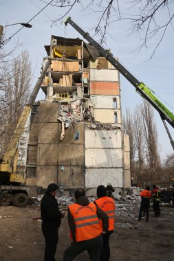 ODESSA, UKRAINE - 3 Mart 2024 Ukrayna Savaşı. Odessa 'daki roket saldırısı sonucu, yerleşim yeri roketatarla hasar gördü ve hizmetlere göre 11 kişi öldü.