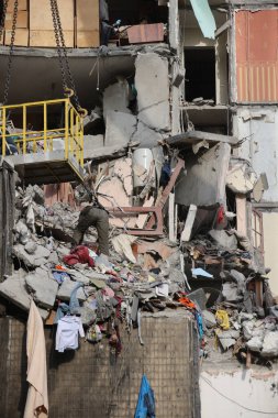 ODESSA, UKRAINE - 3 Mart 2024 Ukrayna Savaşı. Odessa 'daki roket saldırısı sonucu, yerleşim yeri roketatarla hasar gördü ve hizmetlere göre 11 kişi öldü.