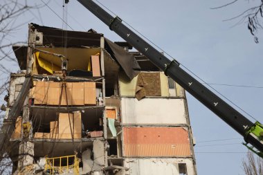 ODESSA, UKRAINE - 3 Mart 2024 Ukrayna Savaşı. Odessa 'daki roket saldırısı sonucu, yerleşim yeri roketatarla hasar gördü ve hizmetlere göre 11 kişi öldü.