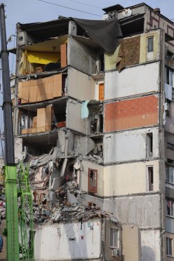 ODESSA, UKRAINE - 3 Mart 2024 Ukrayna Savaşı. Odessa 'daki roket saldırısı sonucu, yerleşim yeri roketatarla hasar gördü ve hizmetlere göre 11 kişi öldü.