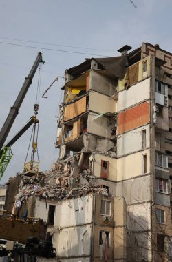 ODESSA, UKRAINE - 3 Mart 2024 Ukrayna Savaşı. Odessa 'daki roket saldırısı sonucu, yerleşim yeri roketatarla hasar gördü ve hizmetlere göre 11 kişi öldü.