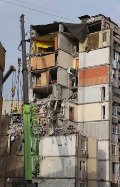 ODESSA, UKRAINE - 3 Mart 2024 Ukrayna Savaşı. Odessa 'daki roket saldırısı sonucu, yerleşim yeri roketatarla hasar gördü ve hizmetlere göre 11 kişi öldü.