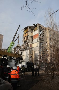 ODESSA, UKRAINE - 3 Mart 2024 Ukrayna Savaşı. Odessa 'daki roket saldırısı sonucu, yerleşim yeri roketatarla hasar gördü ve hizmetlere göre 11 kişi öldü.