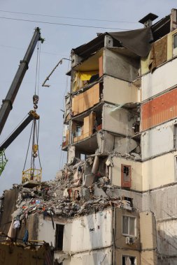 ODESSA, UKRAINE - 3 Mart 2024 Ukrayna Savaşı. Odessa 'daki roket saldırısı sonucu, yerleşim yeri roketatarla hasar gördü ve hizmetlere göre 11 kişi öldü.