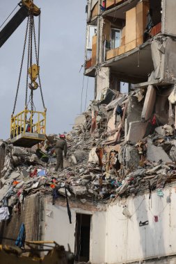 ODESSA, UKRAINE - 3 Mart 2024 Ukrayna Savaşı. Odessa 'daki roket saldırısı sonucu, yerleşim yeri roketatarla hasar gördü ve hizmetlere göre 11 kişi öldü.