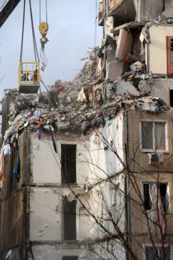 ODESSA, UKRAINE - 3 Mart 2024 Ukrayna Savaşı. Odessa 'daki roket saldırısı sonucu, yerleşim yeri roketatarla hasar gördü ve hizmetlere göre 11 kişi öldü.