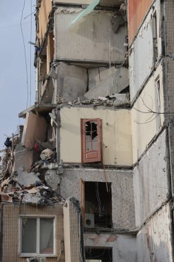 ODESSA, UKRAINE - 3 Mart 2024 Ukrayna Savaşı. Odessa 'daki roket saldırısı sonucu, yerleşim yeri roketatarla hasar gördü ve hizmetlere göre 11 kişi öldü.