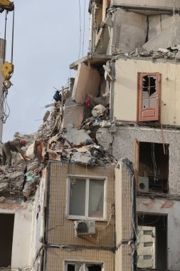 ODESSA, UKRAINE - 3 Mart 2024 Ukrayna Savaşı. Odessa 'daki roket saldırısı sonucu, yerleşim yeri roketatarla hasar gördü ve hizmetlere göre 11 kişi öldü.