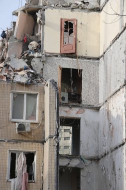 ODESSA, UKRAINE - 3 Mart 2024 Ukrayna Savaşı. Odessa 'daki roket saldırısı sonucu, yerleşim yeri roketatarla hasar gördü ve hizmetlere göre 11 kişi öldü.