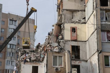 ODESSA, UKRAINE - 3 Mart 2024 Ukrayna Savaşı. Odessa 'daki roket saldırısı sonucu, yerleşim yeri roketatarla hasar gördü ve hizmetlere göre 11 kişi öldü.