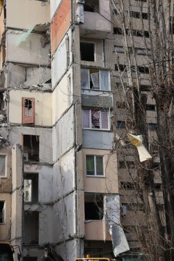 ODESSA, UKRAINE - 3 Mart 2024 Ukrayna Savaşı. Odessa 'daki roket saldırısı sonucu, yerleşim yeri roketatarla hasar gördü ve hizmetlere göre 11 kişi öldü.