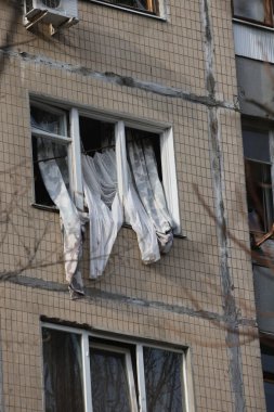 ODESSA, UKRAINE - 3 Mart 2024 Ukrayna Savaşı. Odessa 'daki roket saldırısı sonucu, yerleşim yeri roketatarla hasar gördü ve hizmetlere göre 11 kişi öldü.