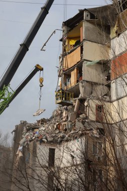 ODESSA, UKRAINE - 3 Mart 2024 Ukrayna Savaşı. Odessa 'daki roket saldırısı sonucu, yerleşim yeri roketatarla hasar gördü ve hizmetlere göre 11 kişi öldü.