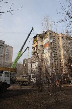ODESSA, UKRAINE - 3 Mart 2024 Ukrayna Savaşı. Odessa 'daki roket saldırısı sonucu, yerleşim yeri roketatarla hasar gördü ve hizmetlere göre 11 kişi öldü.