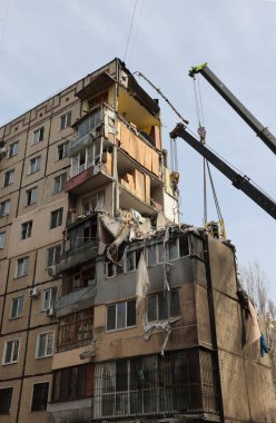 ODESSA, UKRAINE - 3 Mart 2024 Ukrayna Savaşı. Odessa 'daki roket saldırısı sonucu, yerleşim yeri roketatarla hasar gördü ve hizmetlere göre 11 kişi öldü.