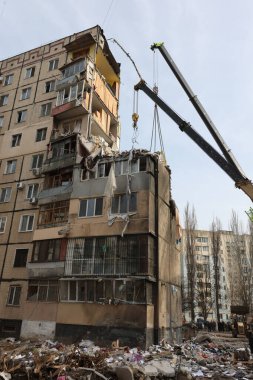 ODESSA, UKRAINE - 3 Mart 2024 Ukrayna Savaşı. Odessa 'daki roket saldırısı sonucu, yerleşim yeri roketatarla hasar gördü ve hizmetlere göre 11 kişi öldü.